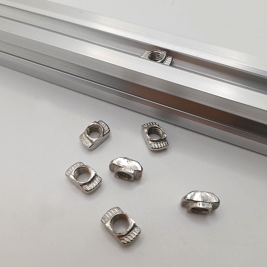 Insert femelle pour profilé en aluminium.